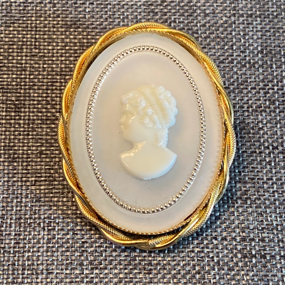 VTG Cameo Style Brooch